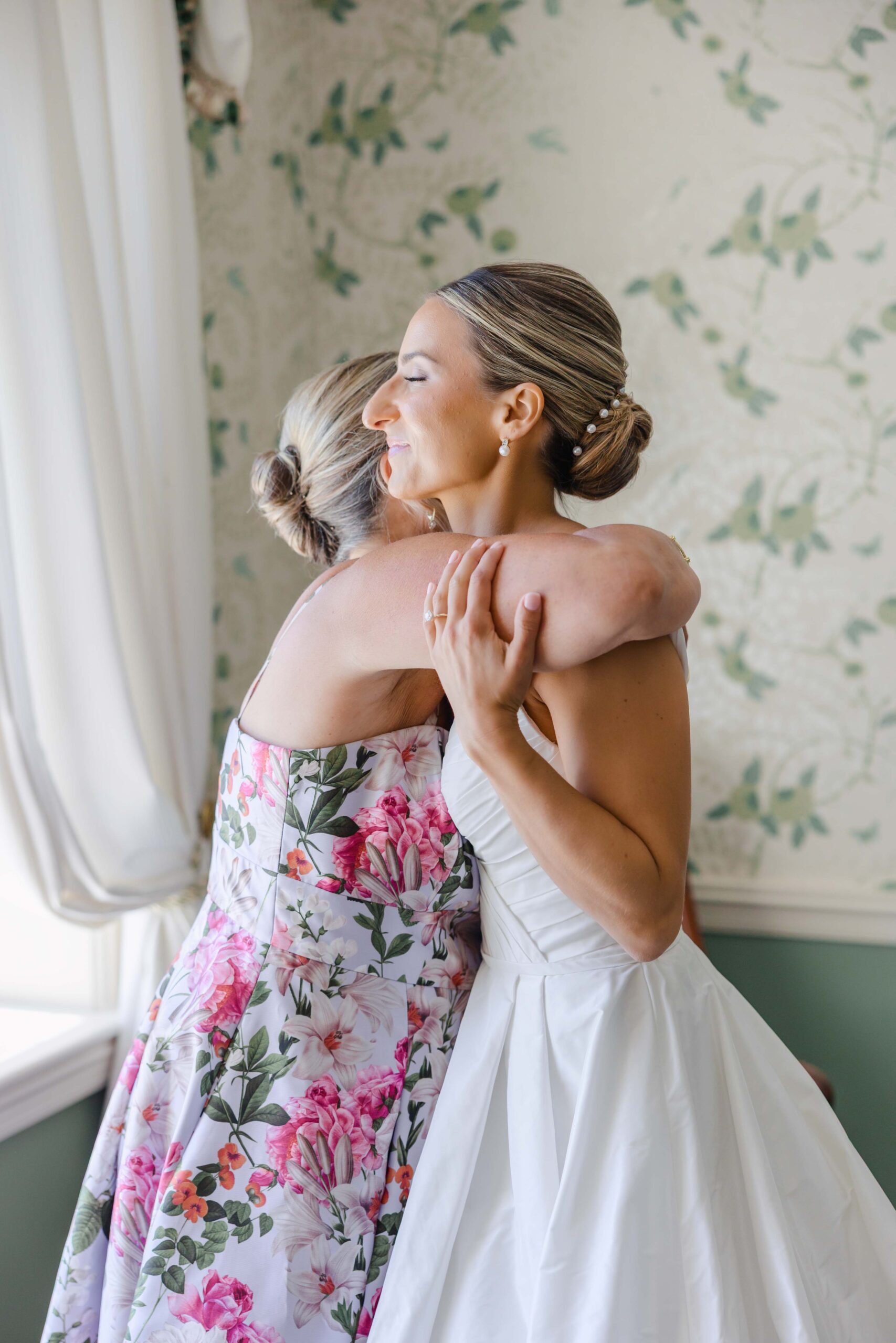morning hugs on wedding day